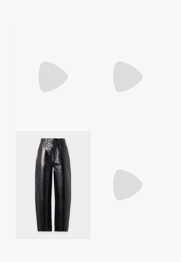 Body en velours noir à manches longues, avec des panneaux diagonaux et des manches en transparence, doté d'un décolleté rond et d'une silhouette ajustée.; Pantalon en cuir noir taille haute à jambes larges avec fermeture par boutons et zip à l'avant, passants de ceinture et détails de poches cousues.; Escarpin en cuir verni noir avec un bout pointu et un talon aiguille délicat. Texture lisse avec un fini brillant et un design minimaliste.; Sac à main en cuir noir brillant avec poignées courtes, bandoulière amovible et détails de couture discrètement courbés à l’avant.
