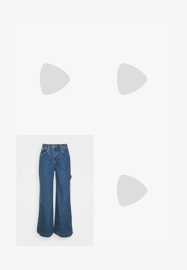 Pieces PCLAYA CROPPED TIE TUBE - Μπλούζα - high risk red/bright white; Τζιν παντελόνι με φαρδιά πόδια σε μεσαίο μπλε χρώμα, διαθέτοντας ψηλόμεση σχεδίαση, μπροστινές τσέπες και ακανόνιστο στρίφωμα στους αστραγάλους για μια χαλαρή και άνετη εμφάνιση.; Μαύρο σανδάλι πλατφόρμα με τρεις φαρδιές λουριά και ασημένιες αγκράφες, να αιωρείται πάνω από γκρι χαλί με θολό γυάλινο φόντο.; Μαύρα, γωνιώδη γυαλιά ηλίου με γκρι φακούς; κατασκευασμένα από πλαστικό, με χοντρές βραχίονες με λεία επιφάνεια και χωρίς ορατό μηχανισμό.