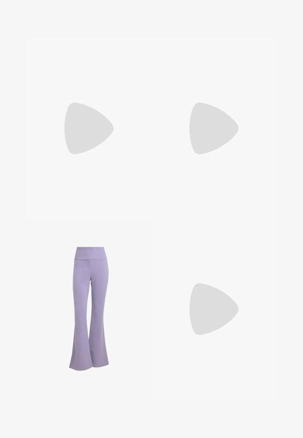 Top corto de cuello halter negro, hecho de una tela suave, con un escote en V profundo y un diseño envolvente. Se ata en la parte posterior para un ajuste ajustable.; Pantalones acampanados lilas, hechos de una tela suave con una cintura alta. Muestran una textura lisa y líneas limpias, adecuados para el uso casual.; Sandalia tipo zueco blanca de poner y quitar con agujeros de ventilación, suela gruesa, colocada cerca de una mesa de café de madera con libros en un salón.; Bolso de hombro negro de nailon con una forma curvada, acento de cadena plateada, mini bolsa desmontable y correa ajustable; presenta el logo "Steve Madden".