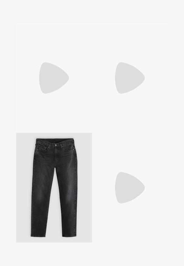 Korte mouwen polo shirt in mosterdgeel, met een textuurbrei, een V-hals kraag en ribgebreide manchetten en zoom.; Zwarte jeans met rechte pijpen, knoopsluiting, voorzakken en een tailleband met lussen, plat weergegeven op een lichtgrijze achtergrond.; Zwarte leren loafers met een strak ontwerp, voorzien van een gestikte neus en een gladde afwerking. De schoen heeft een lage hak en minimale details.; Zwarte leren riem met een matte zwarte metalen gesp, met een vlak, glad oppervlak en een taps toelopend einde. Eenvoudig ontwerp zonder versieringen.