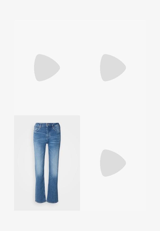 Top sin mangas de punto en color crema, con un patrón texturizado de tramas abiertas y ribete en el escote y el dobladillo.; Jeans de mezclilla acampanados en azul claro. Con una cintura alta, cinco bolsillos y detalles de costura. Textura suave con un efecto de lavado desgastado.; Bailarinas de color rosa pálido con tiras traseras y punta puntiaguda, fabricadas con un material similar al cuero suave. Presentan detalles recortados en los laterales y un tacón plano.; Par de pendientes de aro plateados pulidos con diseño de barra curva en capas sobre un fondo claro y liso.