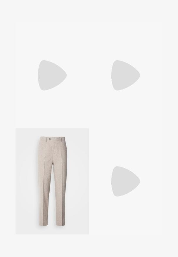 Polo à manches courtes rose clair avec deux boutons et petit logo noir sur le côté gauche de la poitrine, sur un fond uni.; Pantalons en laine beige clair avec une texture lisse, coupe droite, plis sur le devant et fermeture à un bouton à la taille.; Chaussures en cuir noir avec une finition lisse, bout arrondi et coutures décoratives. Elles possèdent une semelle en caoutchouc avec des rainures de traction et un laçage.; Ceinture en cuir noir avec une boucle en métal noir mat, présentant une texture lisse et un design simple. Longueur réglable avec une extrémité effilée.