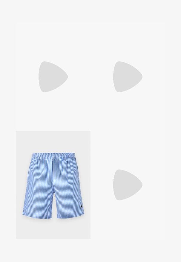 T-shirt en coton blanc avec un col rond, présentant un petit texte graphique noir "LA VEDDITA" sur la partie gauche de la poitrine.; Shorts à taille élastique avec rayures verticales bleues et blanches, portant un petit logo noir sur la jambe inférieure gauche.; Baskets blanches avec accents en daim beige clair, détails perforés, lacets plats et semelle en caoutchouc naturel. Présentent un logo rayé sur le talon.; Sac bandoulière en cuir fauve avec logos MCM noirs, poche avant zippée, plaque dorée et sangle en tissu réglable sur fond blanc.