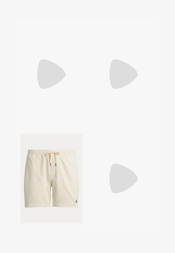 Marineblaues Poloshirt aus Baumwolle, mit V-Ausschnitt, kurzen Ärmeln, weißem Besatz am Kragen und an den Ärmeln sowie einem kleinen Logo auf der Brust.; Beige Cord-Shorts mit elastischem Bund und Kordelzug, mit kleinem dunkel besticktem Logo am unteren linken Bein.; Weiße Leinensneaker im Low-Top-Design mit einem beigen Ferseneinsatz und einem kleinen gestickten Logo an der Seite. Gummisohle.; Kleine schwarze Umhängetasche mit vorderer Reißverschlusstasche, verstellbarem Riemen und besticktem Logo eines Polospielers zu Pferd.