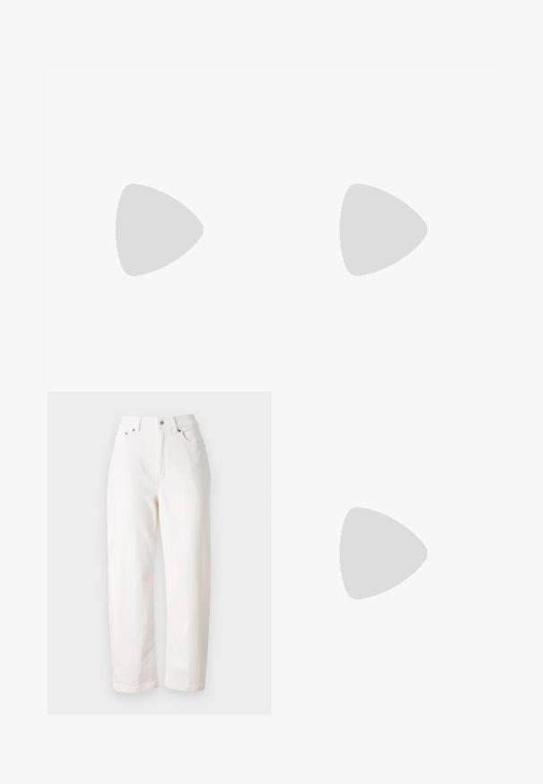 Schwarzes T-Shirt aus Baumwolle; mit kurzen Ärmeln, einem runden Ausschnitt und einem weißen Logo im linken Brustbereich. Glatte Oberfläche.; Weiße Denim-Jeans mit geradem Bein, hoher Taille, Reißverschluss und metallischem Knopfverschluss. Verfügt über fünf Taschen und dezente Nähte.; Schwarze Leder-Loafer mit abgerundetem Zehenbereich, markanter Naht und einem dekorativen Riemen über dem Vorderblatt. Glatte Oberfläche und niedriger Absatz.; Weiße, halbmondförmige Lederschultertasche mit verstellbarem Riemen, Reißverschluss und schwarzem Calvin Klein Logo auf der Vorderseite.