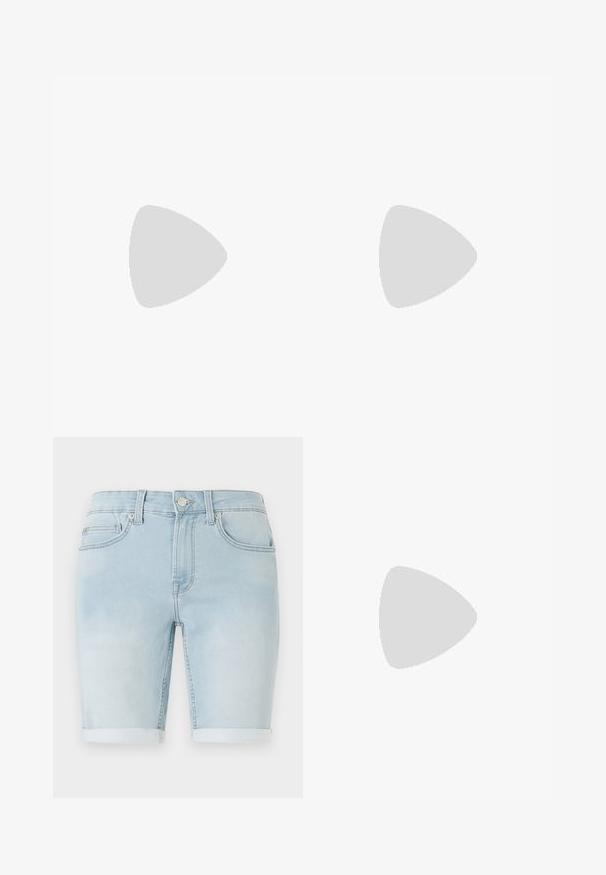 Kortærmet beige polo-shirt med et struktureret strikkemønster, kontrasterende krave og ribbede ærmeslids. Har en v-hals og sømaksenter på siden.; Lysblå denimshorts med opretstående kant, klassisk fem-lomme design og frontknaplukning. Glat tekstur med let slid.; Hvide sneakers med sorte og grå detaljer, med en tekstureret grå tåhætte, sort gummisål og flade hvide snørebånd. Rent design, minimalistisk stil.; Blå lærredstote taske med frontlomme og rød "O.N.S" broderi, med to håndtag og en justerbar skulderrem.