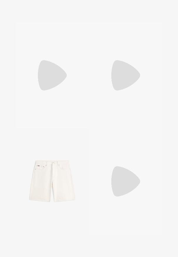 Geel polo shirt van katoen met een klassieke kraag, korte mouwen en een groen logo op de linker borst, met een gestructureerd patroon.; Witte spijkershort met knoop aan de voorkant, ritssluiting, ceintuurlussen en een ontwerp met vijf zakken, inclusief een klein logo op de rechterzak.; Witte leren sneaker met gestructureerde oppervlakken, gevoerde kraag en zichtbare luchtbescherming in de zool. Heeft veters en een minimalistisch ontwerp.; Vierkante zonnebloemen met schildpadmotief, bruine lenzen en dunne gouden metalen randaccenten, gepresenteerd op een wit oppervlak.