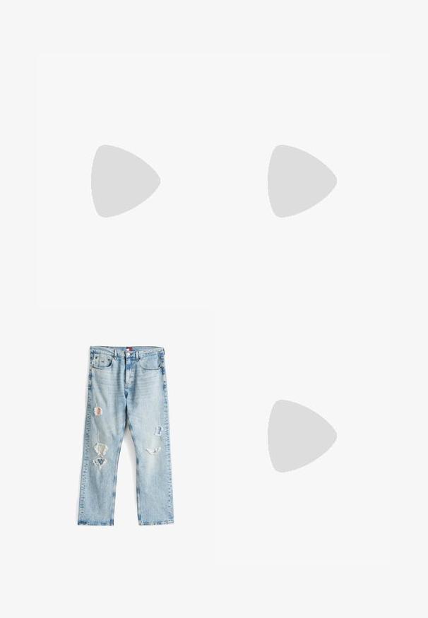 Schwarzes Baumwoll-T-Shirt mit kurzen Ärmeln, Rundhalsausschnitt und einem kleinen, kontrastierenden gelben Markenpatch auf der linken Brustseite.; Helle blaue Denim-Jeans mit verwitterten Rissen und Patches. Gerader Schnitt mit sichtbaren Nähten und einem Knopfverschluss am Bund.; Schwarzer Lederloafer mit grober Gummisohle, genähter Oberseite und geprägtem Markennamen an der Ferse, seitlich auf weißem Hintergrund gezeigt.; Schwarze, strukturierte Lacoste-Umhängetasche mit verstellbarem Tragegurt, Frontklappe, Reißverschlusstasche und Metallschnallen.