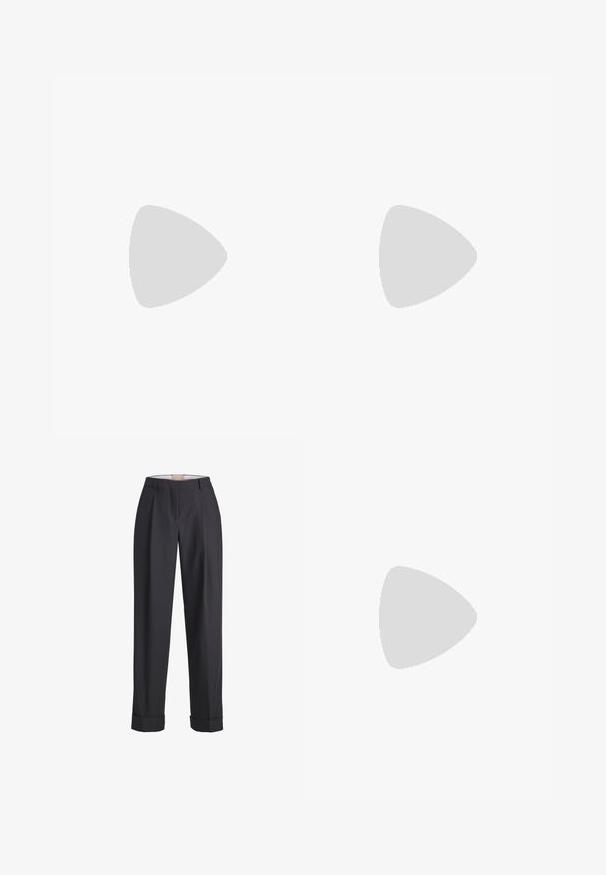 Pull en tricot bleu clair avec un col rond, des manches courtes bouffantes et un ourlet côtelé. Texture douce avec un motif légèrement chiné.; Pantalon gris foncé en tissu texturé, avec une taille haute, des plis et des poignets retroussés aux ourlets.; Jambes portant des leggings côtelés foncés associés à des ballerines noires avec de petits détails en nœud sur fond blanc.; Sac à main en cuir verni marron de forme rectangulaire, avec deux longues poignées et des accents courbés subtils à l'avant.