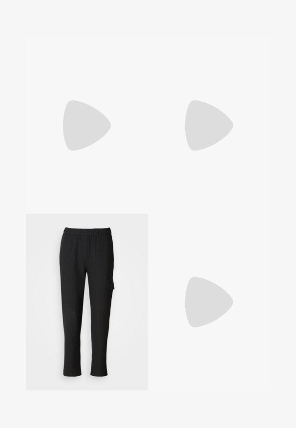 Camiseta gris de manga corta hecha de tela suave. Presenta un cuello redondo y un pequeño bolsillo en el pecho. Diseño simple sin patrones ni impresiones.; Pantalones negros a rayas con un cinturón elástico y diseño de pierna recta. Presenta un bolsillo lateral con tapa, hecho de una tela suave.; Zapato Mary Jane negro de cuero con dobles correas con hebillas y detalles brogue, flotando sobre un banco de madera con fondo de césped verde.; Bolso de cuero negro con un acabado texturizado, forma redondeada y una correa delgada. Cuenta con un cierre superior con cremallera para un almacenamiento seguro.