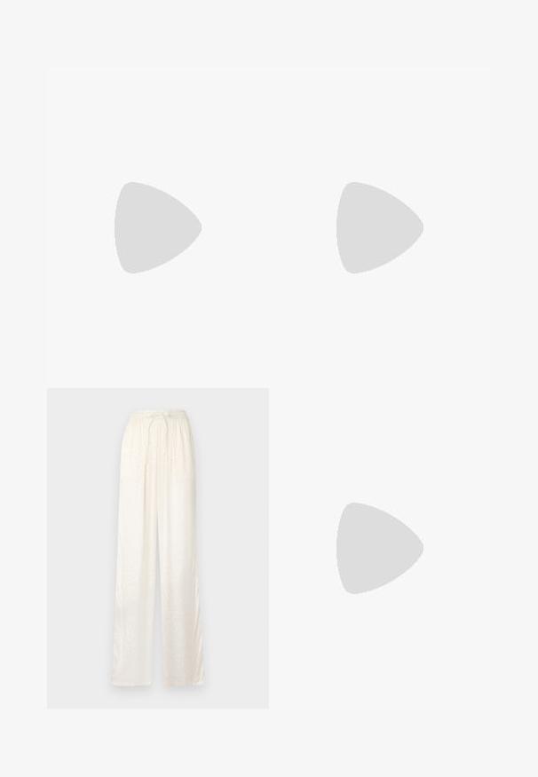T-shirt blanc court en coton, avec un col rond et des manches courtes. Logo subtilement en relief sur le devant. Texture lisse.; Pantalons blancs amples avec une texture légère et satinée. Équipés d'une taille élastique avec un cordon à nouer et un motif subtil.; Chaussure style mocassin imprimé tigre avec semelle en crêpe beige et lacets marron ornés de perles noires, présentée de profil sur fond blanc.; Sac en nylon noir avec des poignées doubles, doté d'une poche zippée à l'avant, de quincaillerie en argent et d'une texture lisse. Fermeture éclair sur le dessus.