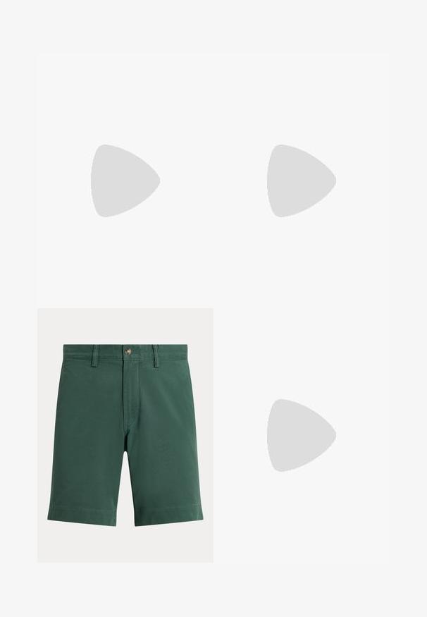 Polo shirt rose clair en coton, avec une patte de boutonnage à deux boutons, des manches courtes et un petit logo bleu brodé sur la poitrine.; Shorts vert foncé longueur genou avec passants de ceinture, fermeture par bouton et braguette zippée, présentés sur un fond uni.; Baskets basses en daim marron avec semelle marron foncé, lacets et logo Polo blanc brodé sur le côté.; Ceinture en tissu tissé noir avec une boucle rectangulaire argentée et une extrémité en cuir noir, enroulée sur un fond blanc.