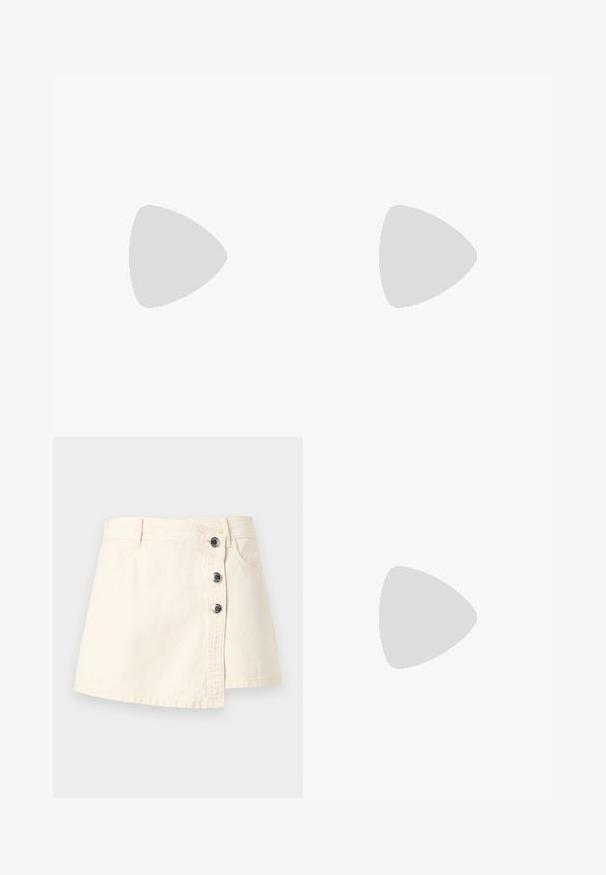Cardigan court bleu marine à manches longues avec bordure beige à volants, col en V et boutons à l'avant sur fond clair uni.; Mini-jupe en denim couleur crème avec fermeture asymétrique à boutons, passants de ceinture et poches avant.; Jambes portant des leggings côtelés foncés associés à des ballerines noires avec de petits détails en nœud sur fond blanc.; Sac à main en cuir tressé blanc avec poignée arrondie et extrémités de lanière nouées, présenté sur un fond uni.