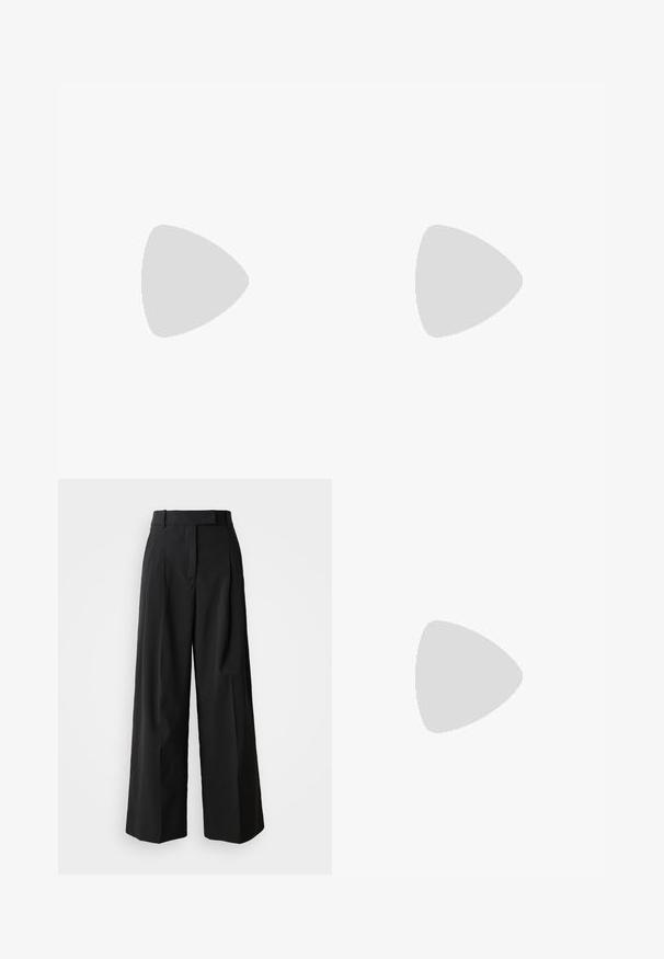 Top negro con cuello vuelto, hecho de una tela suave, con un diseño drapeado, textura blanda y una silueta ajustada. Acabado sin costuras en el dobladillo.; Pantalones de pierna ancha negros, hechos de una tela suave con una cintura alta, que cuentan con dos pliegues frontales y un diseño ajustado.; Zapatos de charol negro con tirante al tobillo, punta afilada, tacón delgado y un diseño de corte sutil. Presenta una hebilla dorada en la correa.; Bolso de mano negro de piel patentada con asas redondeadas, una correa de hombro desmontable y cierre de broche plateado sobre un fondo blanco liso.
