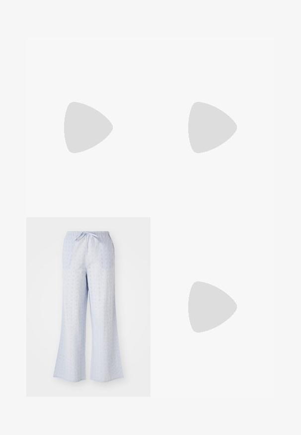 Lichtblauw T-shirt met korte mouwen en V-hals, gemaakt van een zachte stof, met een licht gebogen zoom en een kleine zijsplit voor meer bewegingsvrijheid.; Lichtblauwe katoenen wijde broek met een elastische tailleband, voorzien van bloemrijke uitgesneden patronen voor textuur en ademend vermogen.; Beige sandaal met open teen, blokhak, gekruiste bandjes en verstelbare enkelband met zilveren gesp.; Kleine bruine leren schoudertas met verstelbare band en ritssluiting, getoond tegen een witte achtergrond. Geen zichtbaar merk of versieringen.