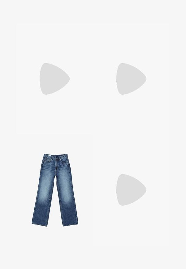 Hvid langærmet cropped skjorte lavet af blødt stof, med rund halsudskæring og et enkelt, sømløst design uden pynt.; Blå denimjeans med høj talje, forreste knap og lynlås, lommer foran og bagpå samt en let falmet vask.; Sort læderankelstøvle med et struktureret, ombukket design, spids tå og en tynd hæl. Glat tekstur med minimalt detaljer.; Posetaske med snøre, blå og beige lodrette striber, brun læderbund og justerbar skulderrem.