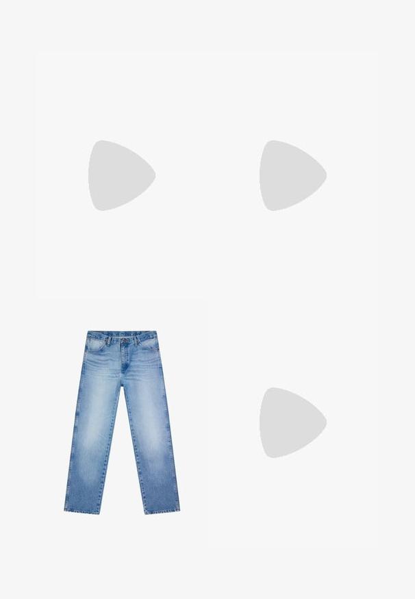Marineblå polo med korte ærmer, to-knaps lukning og lille hvid logo-patch på venstre bryst.; Lyseblå denimjeans med straight-leg pasform, fem-lomme design, knaplukning og diskret falmet detaljering på forsiden af lårene.; Sneaker med en overdel i kremfarvet ruskind, teksturerede detaljer og en hvid gummisål. Har en rund tå og flade snørebånd. Brandlabel synlig på siden.; Sort læder bæltetaske med tekstureret overflade, udstyret med lynlås, en sølvdetalje foran og en justerbar rem.