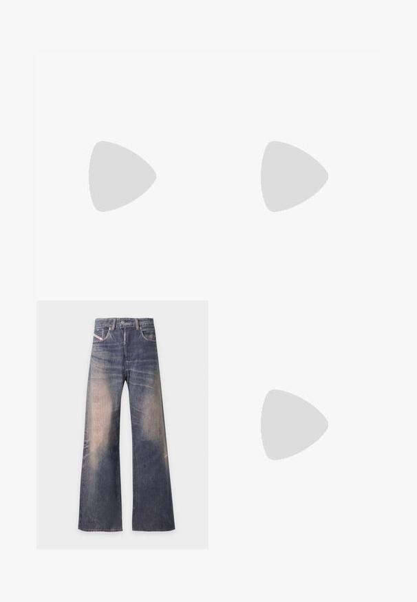 Rode mouwloze top met een geribbelde textuur. Heeft een gebogen naad, een ronde halslijn en witte tekst "RACING" op de voorkant.; Blauwe wijde denim jeans met een vervaagde wasbeurt, vijfzakkenstijl, knoopsluiting en riemlussen.; Zwarte leren slingback schoen met puntige neus, drie zilveren gespen aan de voorkant en lage kittenhak op witte achtergrond.; Rode leren handtas in hartvorm, met plooien, een zilveren rits en een opvallend metalen logo aan de voorkant.