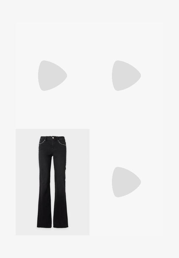 Schwarz-weiß gestreiftes T-Shirt aus weicher Baumwolle, mit Rundhalsausschnitt und kurzen Ärmeln, mit gleichmäßig verteilten horizontalen Streifen.; Schwarze Bootcut-Jeans mit mittelhohem Bund und silbernen Nieten an den vorderen Taschen, vor einem schlichten hellen Hintergrund präsentiert.; Schwarzer Lackleder-Plateau-Slipper mit klobigem Blockabsatz, der über einer glänzenden metallischen, gesteppte Oberfläche schwebt.; Goldene Creolen mit einem glatten, abgerundeten Design und einem glänzenden Finish. Leichte Bauweise mit einem sicheren Verschluss.