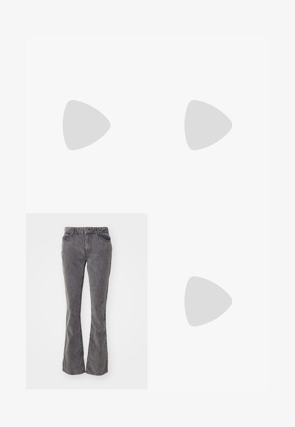 T-shirt en coton gris à manches courtes, présentant un dessin minimaliste en ligne noire de deux visages sur le devant, un col rond et une coupe décontractée.; Jeans grises à pattes d'éléphant en denim, présentant un design classique à cinq poches, des lignes décolorées et une fermeture à bouton et à zip à la taille.; Sandale à talon bas en cuir verni noir avec plusieurs fines lanières et une petite bride à boucle autour de la cheville sur fond blanc.; Sac à main rose rembourré avec un design arrondi, fabriqué à partir d'un matériau brillant. Dispose d'une poignée froncée et d'une fermeture éclair pour un accès sécurisé.