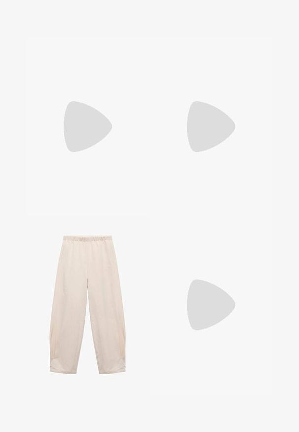 Pull sans manches beige clair avec un col rond côtelé, tissu texturé et design minimaliste ; sans marque ni motifs visibles.; Pantalons à taille élastique en beige clair. Fabriqués en tissu doux avec des poches latérales et une coupe décontractée et ample. Ajustés à la cheville.; Mule en cuir marron à bout ouvert, avec un talon kitten bas et fin et une semelle intérieure rembourrée, présentée sur fond blanc.; Stradivarius Sac à main - beige
