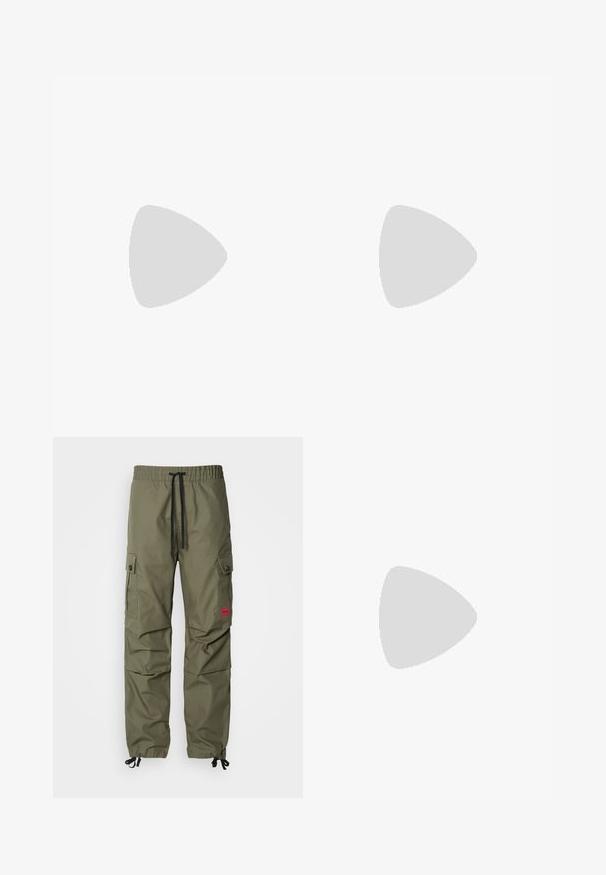 Camiseta de manga corta en verde oliva, hecha de algodón, con cuello redondo y un pequeño parche cuadrado de logo en el lado izquierdo del pecho. Textura suave.; Pantalones cargo verde oliva con cinturilla elástica, cordón, bolsillos con cremallera y puños ajustables. Fabricados en tejido texturizado y ligero.; Zapatos de piel negra con cordones, textura lisa, puntera redondeada y detalles sutiles de costura. Cuentan con una lengüeta roja en el talón.; Bolso cruzado de tela color verde oliva con dos bolsillos frontales con cremallera, correa ajustable negra y parche con el logotipo negro. Forma rectangular con superficie texturada.