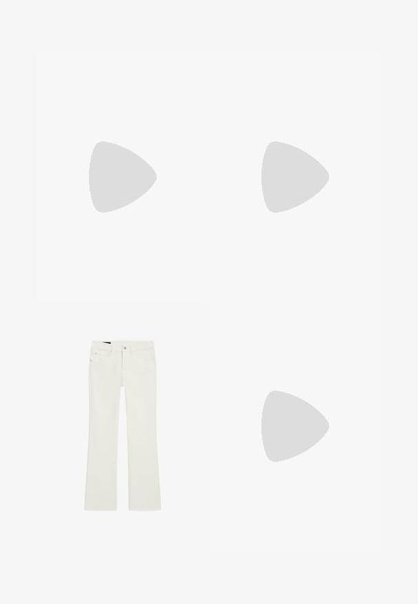 Hvid hæklet top med bølgede kanter og tynde stropper, der har et blomster mønster, lavet af tekstureret blonderlignende materiale.; Hvide jeans med vidde, lavet af bomuldsblanding, der har forlommer, klassisk linning og metallukning med knap. Glat tekstur hele vejen igennem.; Hvid læderhøjhælet sko med spids tå, sort sål og slank hæl. Glat tekstur og klassisk design.; Rød læderclutch med en struktureret ramme og folder, der har en aftagelig håndledsrem og lukning i guld-tone.