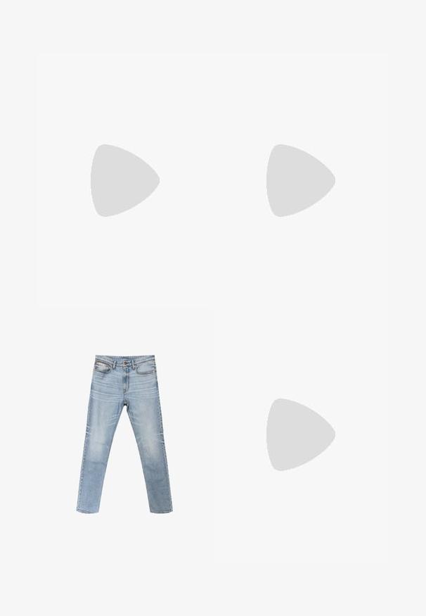Modrá bavlnená tričko s okrúhlym výstrihom, krátkymi rukávmi a zeleným štvorcovým logom s dizajnom "cK" na hornej ľavej strane hrude.; Svetlomodré skinny rifle s piatimi vreckami, zapínaním na gombíky, vyblednutým efektom a malou značkou Calvin Klein na pravom prednom vrecku.; Čierne kožené tenisky s okrúhlou špičkou, plochou čiernou podrážkou a tonálnym šnurovaním. Ozdobené strieborným logom na boku, hladký povrch po celom obvode.; Čierna crossbody taška Calvin Klein s klopou, nastaviteľným pásikom a malým zlatým logom na prednej strane, na čistom bielom pozadí.