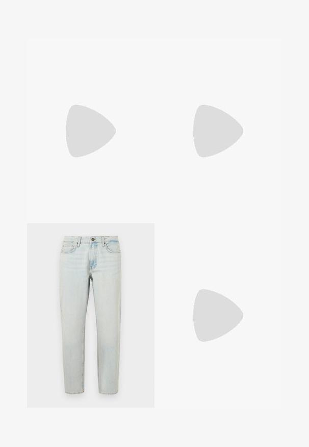 Guess CHAIN - T-shirt print - jet black; Lichtblauwe denim jeans met een rechte pijp, vijf zakken en knoopsluiting. De stof heeft een vervaagde, licht versleten textuur.; BOSS GARYTENN_SDHDEL - Sneakers laag - natural ten; Zwarte leren riem met een gestructureerde zwart-witte gesp met het logo "HUGO" en een rode accentdetail.