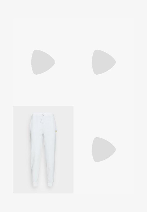 T-shirt en coton blanc à col en V, à manches courtes, avec une coupe décontractée et une étiquette près de l'encolure. Texture lisse, sans motifs ni accents.; Lyle & Scott Pantalon de survêtement - washed blue; Sandales en cuir blanc avec des sangles réglables à boucle, semelle en noir superposée et détail de couture orange le long du bord.; Lunettes ovales en métal doré avec des verres transparents. Accents écaille sur les branches. Plaquettes de nez réglables pour le confort.