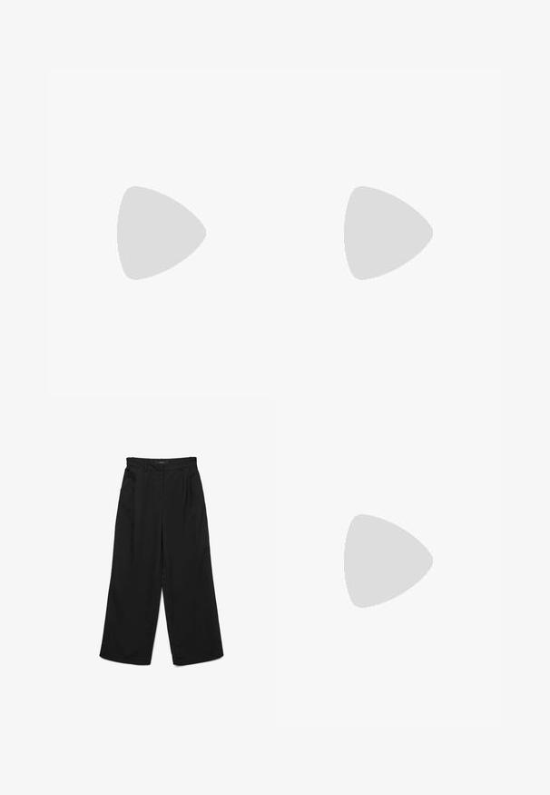 Langarm witte T-shirt van zacht, lichtgewicht materiaal; heeft een ronde hals en een licht aansluitende pasvorm; label zichtbaar aan de zijkant.; Zwarte wijde broek met een platte voorkant, twee plooien en zijzakken. Gemaakt van gladde stof met een gestructureerde tailleband.; Beige ballerinaschoen gemaakt van geribd stof, met een ronde neus en strikdetail aan de voorkant, voorzien van een dunne, flexibele zool.; Gouden oorringen met een glad, gepolijst oppervlak. De grotere ring is rond met een pinnetje als sluiting, en de kleinere ring heeft een iets kleinere diameter.