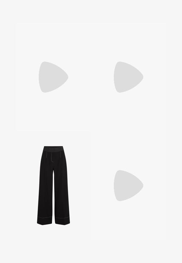 Schwarzes Baumwoll-T-Shirt mit einem Cartoon-Fuchs in Sonnenbrille, in Weiß umrandet und mit roten Akzenten, zentriert auf der Vorderseite. Kurze Ärmel und Rundhalsausschnitt.; Schwarze, weit geschnittene Hosen mit einem strukturierten, elastischen Bund. Verfügt über weiße Nähte entlang der Taschen und Säume. Glatte Stoffoberfläche.; Schwarzer Lederstiefel bis zur Wade mit spitzer Spitze und niedrigem schrägem Absatz vor einfachem hellem Hintergrund.; Schwarz-weiße Lederhandtasche mit geschwungener Form, obenliegendem Griff und dekorativem silbernem Verschluss auf der vorderen Lasche.