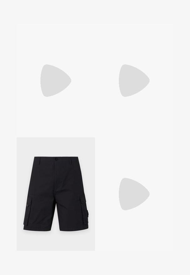 Navy-blaues Poloshirt aus glattem Stoff, mit einem Reißverschlusskragen, kurzen Ärmeln mit blauen Akzenten und einem kleinen Logo auf der Brust.; Schwarze Cargoshorts mit geradem Schnitt, aus strapazierfähigem Gewebe. Verfügt über zwei Seitentaschen und einen Knopfverschluss.; Schwarze Sportschuhe aus glattem Stoff mit einem weißen Streifen und einer kontrastierenden braunen Gummisohle. Sie liegen auf einer Holzoberfläche.; Kompakte schwarze Umhängetasche mit verstellbarem Schultergurt, zwei horizontalen Reißverschlusstaschen und einem kleinen Markenlogo-Patch unten rechts auf der Vorderseite.