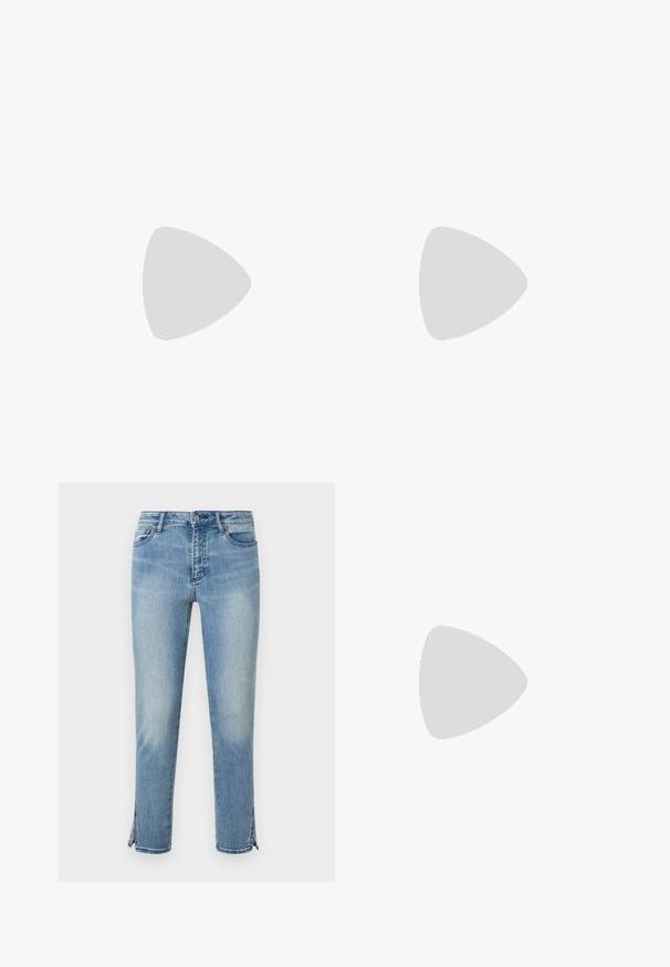 Schwarzes Baumwoll-T-Shirt mit kurzen Ärmeln und Rundhalsausschnitt. Mit einem weißen Logo, das zentral auf der Brust platziert ist. Einfaches, minimalistisches Design.; Hellblaue ausgewaschene Jeans mit Vorderknopf, Taschen und Knöchelschlitzen auf beiden Seiten, vor weißem Hintergrund dargestellt.; Schwarzer Slingback-Schuh aus Leder mit spitz zulaufender Zehenpartie, versehen mit glänzendem Akzent auf der Vorderkappe und mittelhohem Absatz. Offenes Seitendesign.; Schwarze gewebte Tragetasche mit doppelten Griffen und einer kleinen passenden Reißverschlusstasche vorne, beide aus Leder gefertigt.