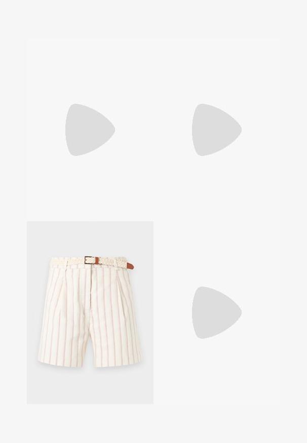 Camisole blanche sans manches avec fines bretelles, devant central froncé avec détail en boucle de tissu et ourlet légèrement évasé.; Shorts blancs avec fines rayures verticales rouges et plis, dotés d'une ceinture beige tressée avec une boucle dorée et des détails en cuir marron.; Talons slingback en cuir verni brun avec un bout pointu, un talon fin, et une sangle réglable avec une petite boucle.; Sac à main rectangulaire en cuir noir avec une longue bandoulière unique et une finition brillante, présenté sur un fond blanc uni.