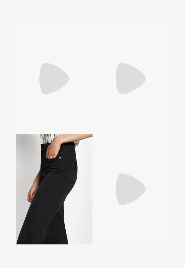 Weißes, geripptes Croptop mit Rundhalsausschnitt und schwarzem "Von Dutch"-Logo in der Mitte. Hergestellt aus einem dehnbaren Baumwoll-Mischgewebe.; Schwarze Denim-Jeans mit weitem Bein, hoher Taille, Tasche vorne und aufgesetzter Gesäßtasche. Glatte Textur mit minimalen Nahtdetails.; Schwarze flache Sandalen mit dünnen verstellbaren Riemen, rechteckigem Zehenriemen und einer strukturierten, matten Oberfläche. Mit einem niedrigen, leicht quadratischen Absatz.; Schwarze rechteckige Sonnenbrille mit dunkel getönten Gläsern, dickem Kunstrahmen und breiten Bügeln. Glatte Oberfläche und kantiges Design.