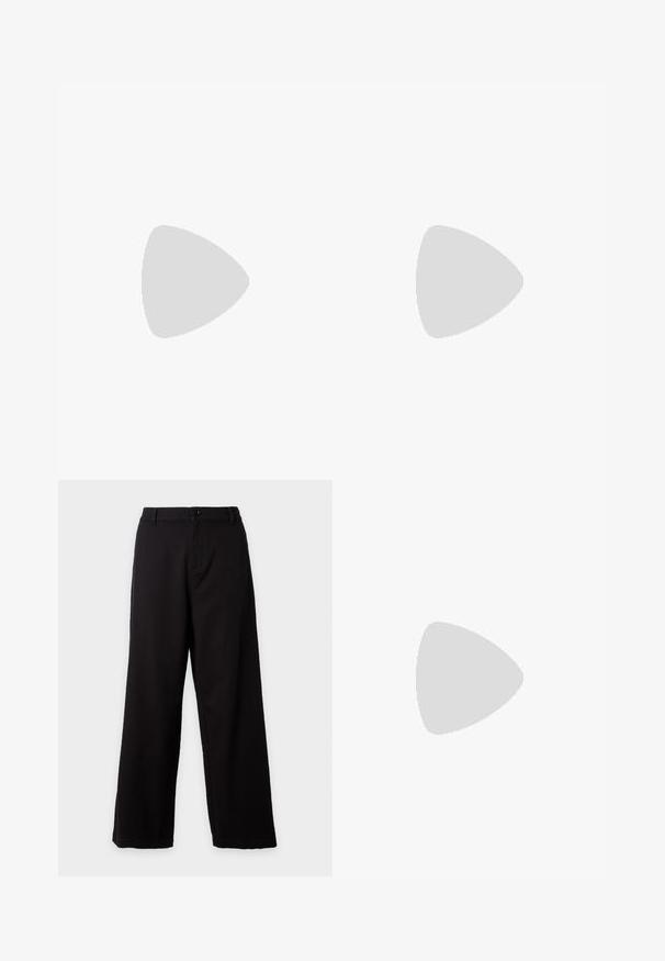 Polo negro de algodón con cuello clásico, mangas cortas y logo bordado "Maison Kitsuné" en blanco en el lado izquierdo del pecho.; Pantalones negros de pierna recta con cierre de botón y cremallera, diseñados para un ajuste relajado y cintura de tiro medio.; Mocasín de cuero negro con un acabado brillante, punta redondeada, detalles de costura sutiles y una suela de goma gruesa para mayor durabilidad.; Cinturón de cuero negro con textura lisa, hebilla metálica plateada y diseño limpio y sencillo. Cuenta con agujeros para ajuste.
