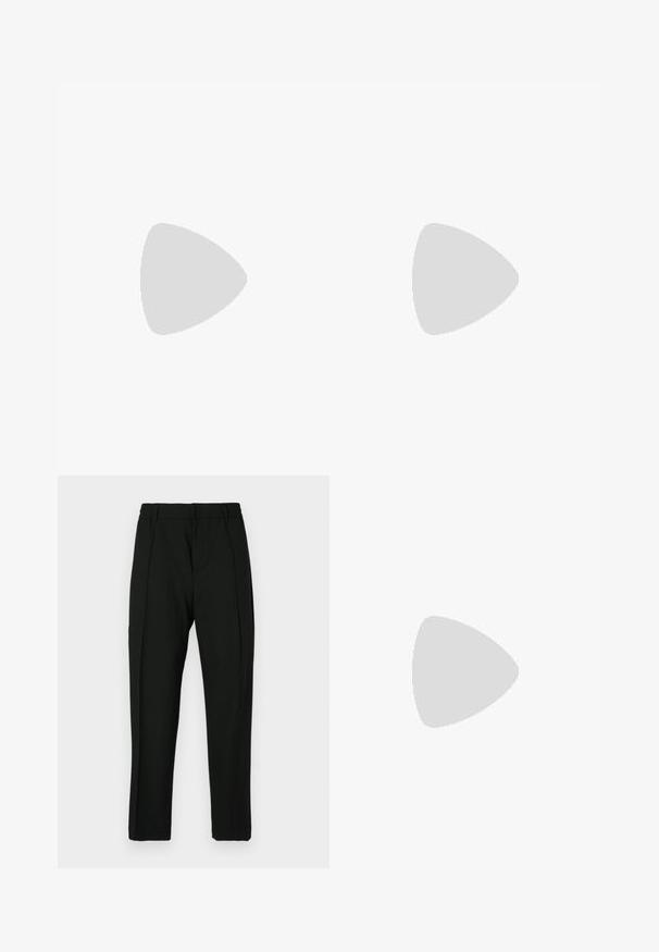 Witte katoenen t-shirt met korte mouwen en een ronde hals, met een klein zwart logo op de linkerborst. Glad textuur, eenvoudig ontwerp.; Zwarte broek met een gladde textuur, met een platte voorkant, twee verticale plooien en een taps toelopend ontwerp. Elastaan tailleband voor comfort.; Donkerbruine leren lage sneaker met veters aan de voorkant en een crèmekleurige rubberen zool, getoond vanaf de buitenkant tegen een witte achtergrond.; Zwarte rechthoekige crossbodytas met voorvak met rits, verstelbare schouderriem en klein metalen logo bovenaan in het midden.