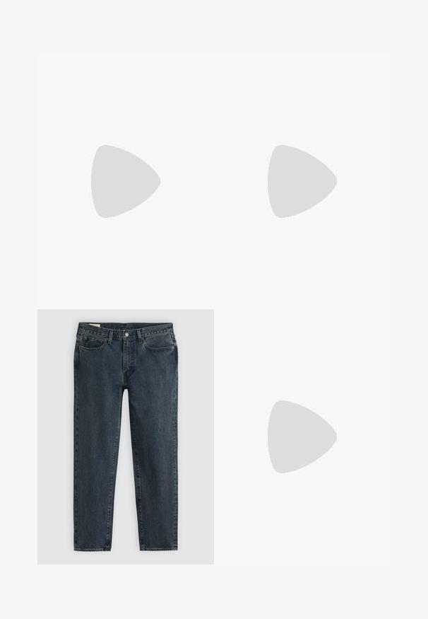 Marineblauw katoenen T-shirt met een witte opdruk van "GANT SPORTSWEAR," "NEW HAVEN," en "1949." Ronde halslijn en korte mouwen.; Donkerblauwe denim jeans met een rechte pasvorm, vijf zakken en een knoopsluiting. Subtiele vervaging voegt textuur toe aan de stof.; Donkerbruine leren loafer met een lage hak zwevend boven een beige tapijt, naast een glanzende, afgeronde, amberkleurige tafel.; Zwarte leren reistas met twee bovenhandvaten, een afneembare schouderband en een ritsvak aan de voorkant voor extra opbergruimte.