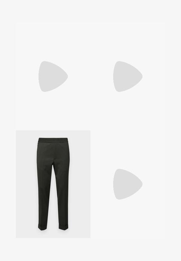 Sort poloshirt med korte ærmer, tre-knaps slids og rødt rektangulært Hugo-logo på venstre bryst og indersiden af kraven.; Filippa K TERRY CROPPED TROUSER - Bukser - green melange; Stuart Weitzman BASTIAN - Sandaler m/ tåsplit - black; Sorte rektangulære solbriller med mørke linser. Mat finish, guld branding på templet og lige, tilspidsede arme.
