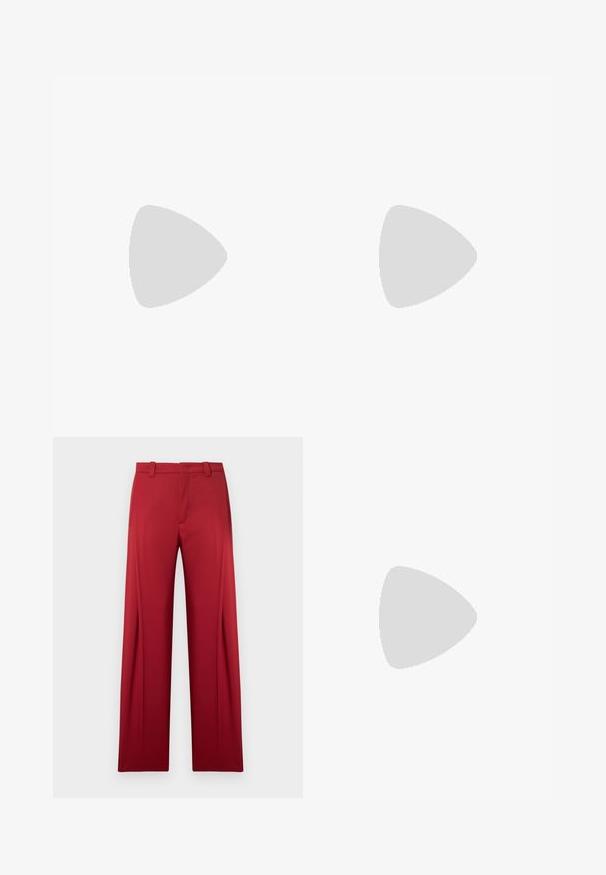 Rode T-shirt met lange mouwen van zachte katoen. Heeft een ronde halslijn en een slim fit, met een gladde textuur en geen zichtbare patronen.; Rode op maat gemaakte broek met rechte pijpen, riemlussen en zijzakken. Gladde stoftextuur zonder zichtbare patronen of hardware.; Zwarte leren loafer met puntige neus en franjedetail, geplaatst op een beige tapijt naast een ronde oranje glazen tafel.; Bourgondische handtas van glanzend materiaal, rechthoekige vorm, met twee schouderbanden en subtiele gebogen accenten aan de voorkant.