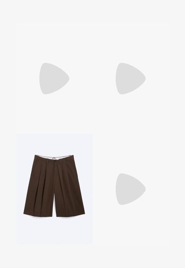 Polo tricot à manches courtes en beige, crème et rayures jaunes. Design en V avec col contrasté et tissu texturé.; Shorts marron plissés longueur genou avec poches latérales, passants pour ceinture et fermeture par bouton, étiquetés « WEEKDAY » sur la ceinture intérieure.; Mocassins en cuir noir avec un accent de gland, un bout arrondi et une finition lisse. La semelle est plate avec un motif de trottoir minimal.; Ceinture en cuir noir avec une texture lisse, une boucle métallique et trois passants pour un ajustement sécurisé.