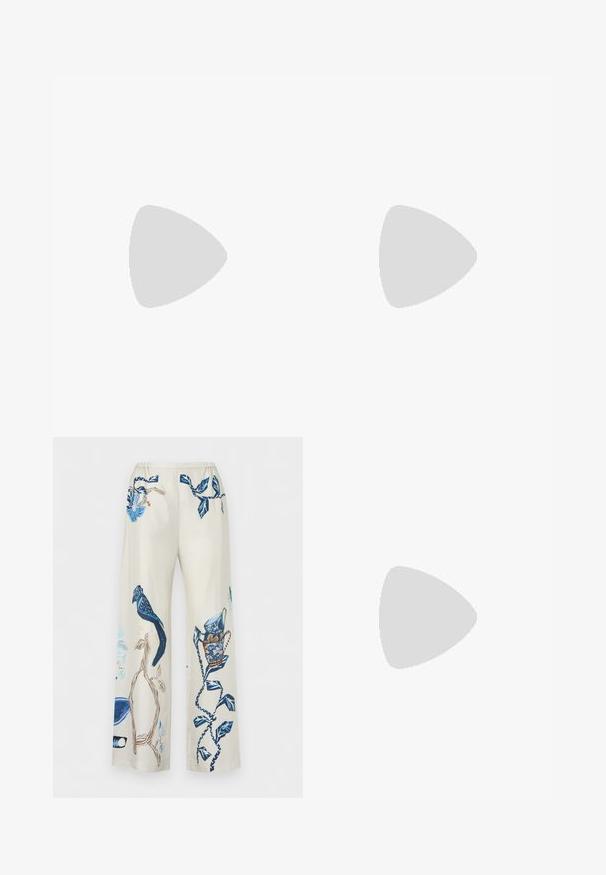 Haut dos nu à teinture bleue avec tissu transparent et ourlet pointu en forme de mouchoir, suspendu sur un fond blanc.; Pantalon beige à jambes larges avec des imprimés botaniques et d’oiseaux bleus, avec des feuilles et des branches détaillées et un oiseau perché sur une branche.; Sandale à talon haut en cuir noir avec plusieurs brides horizontales et deux boucles dorées à la cheville sur un fond clair uni.; Paire de boucles d'oreilles en métal argenté en forme de lettre M angulaire avec des tiges arrondies sur fond blanc.