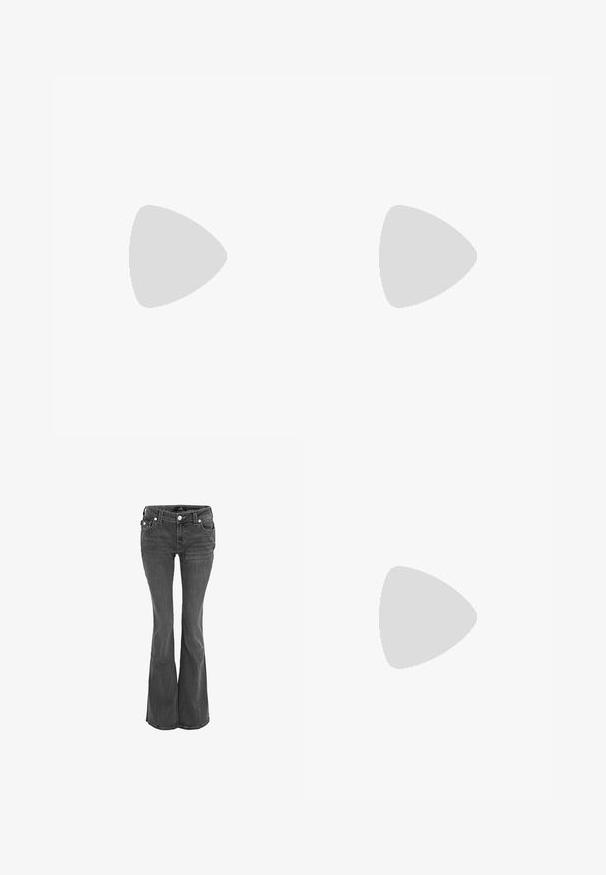Camiseta negra de manga corta fabricada en algodón suave, con un cuello redondo y un corte ajustado. Sin patrones ni acentos visibles.; True Religion Vaqueros bootcut - charcoal; Botas de cuero negras hasta la rodilla con tacón de aguja y punta afilada. El tacón es de estilo cuadrado, lo que añade estabilidad al diseño.; Pulsera de tono plateado con cuentas redondas unidas por barras cortas y un cierre esférico grabado con el nombre de la marca, exhibida sobre un fondo blanco.