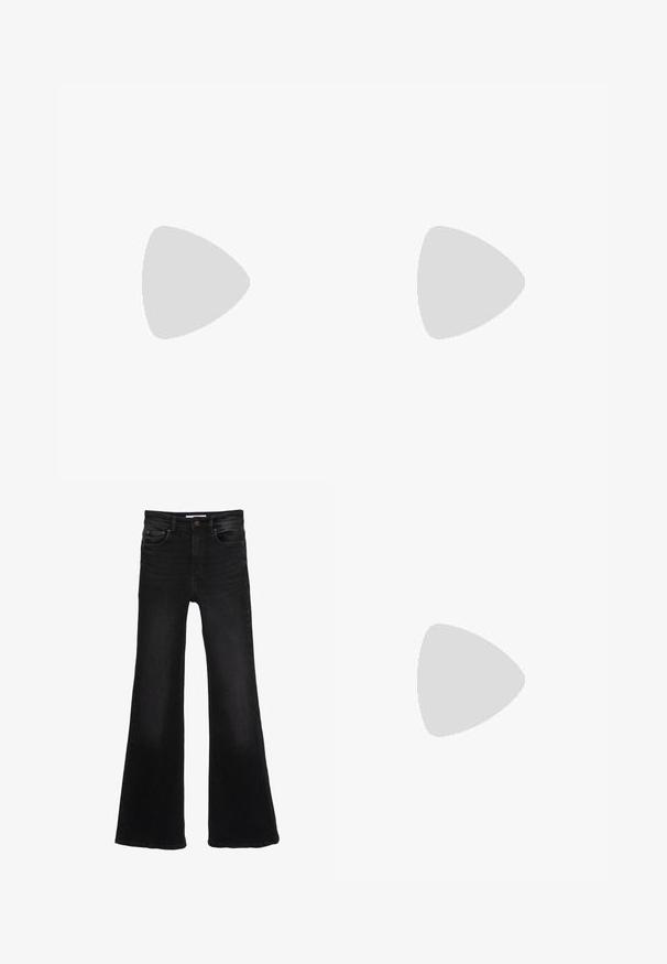 T-shirt noir à manches courtes col rond posé à plat avec une petite étiquette blanche à l'intérieur du col sur un fond clair.; Jean en denim noir taille haute avec jambes évasées larges, bouton à l'avant, fermeture éclair, et style cinq poches.; Baskets Adidas Samba noires avec des bandes blanches, semelle en gomme et texte doré "Samba" sur le côté, vues de profil gauche sur fond uni.; Des lunettes rectangulaires noires avec des verres transparents. Fini brillant, branches étroites et teinte violette visible sur les bords des verres.