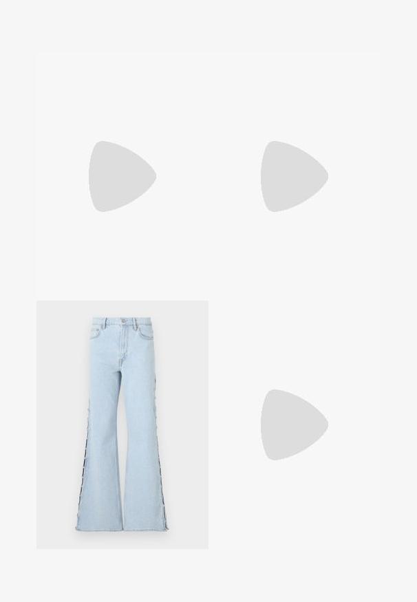 Haut sans manches en maille blanche et bleu clair avec des motifs ondulés horizontaux et un ourlet festonné, étiquette "Sandro" à l'intérieur du col.; Jeans évasés bleu clair, avec une taille haute, ornés de boutons le long des coutures latérales et d'une texture en denim douce.; Ballerine pointue en cuir verni noir avec double boucle argentée et talon slingback sur fond blanc.; Sac à main beige tissé avec corps arrondi, fermeture éclair et une sangle courte et épaisse dans un style crochet simple et texturé.
