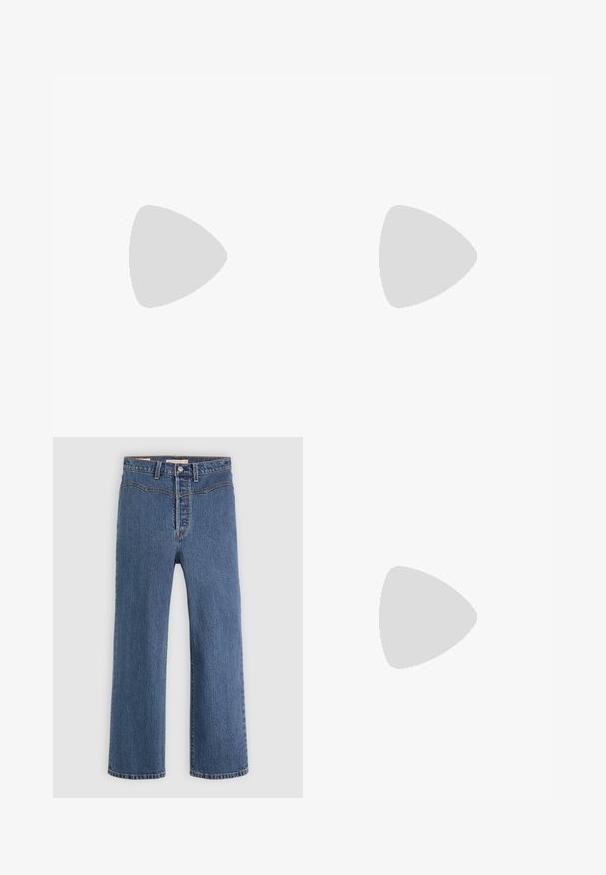 Haut rouge à épaules dénudées en tissu côtelé, avec des manches courtes et une coupe ajustée. Texture lisse, couleur unie sans motifs.; Jean en denim bleu à jambe droite avec passants de ceinture, fermeture à bouton et détail de couture à l'avant sur un fond blanc.; Baskets montantes noires avec des lacets blancs, un logo blanc et des coutures blanches contrastées. Dotées d'une épaisse semelle blanche et d'un dessus en daim texturé.; Lunettes de soleil noires avec une monture rectangulaire élégante et des verres bleus. Présente une texture lisse et des branches robustes. Logo de la marque sur le côté.