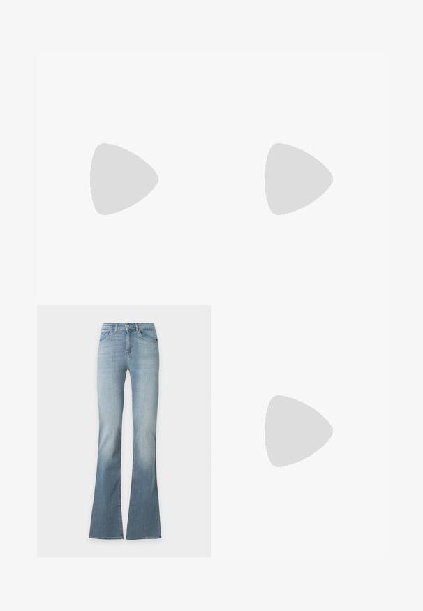 Witte katoenen t-shirt met een klassieke ronde halslijn, korte mouwen en zonder zichtbare patronen of texturen. Rechte zoom aan de onderkant.; Lichtblauwe denim jeans met een hoge taille en uitlopende pijpen, met subtiele vervaging rond de dijen en knieën.; Bruine gepatineerde leren slingback pumps met een spitse neus, een dunne hak en een verstelbaar bandje met een kleine gesp.; Zwarte rechthoekige schoudertas met lange dunne banden en een gladde, glanzende textuur op een effen achtergrond.