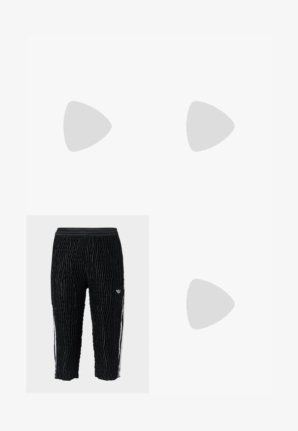 Zelené pruhované tričko s krátkym rukávom, výstrihom do V a logom Adidas. Má kontrastné biele bočné pruhy a hladkú, ľahkú tkaninu.; Čierne teplákové nohavice Adidas s textúrou, elastickým pásom, bielymi bočnými pruhmi a malým bielym logom Adidas na stehne, so skrátenou dĺžkou.; Čierne kožené športové topánky so svetlomodrými pruhmi, textúrovanými zvrškom a gumovou podrážkou, v kombinácii s bielymi rebrovanými ponožkami na zelenej podlahe.; Čierna lakovaná kožená kabelka s okrúhlym tvarom, dvojitými hornými rúčkami, striebornými akcentmi a výrazným bielym logom na prednej strane.