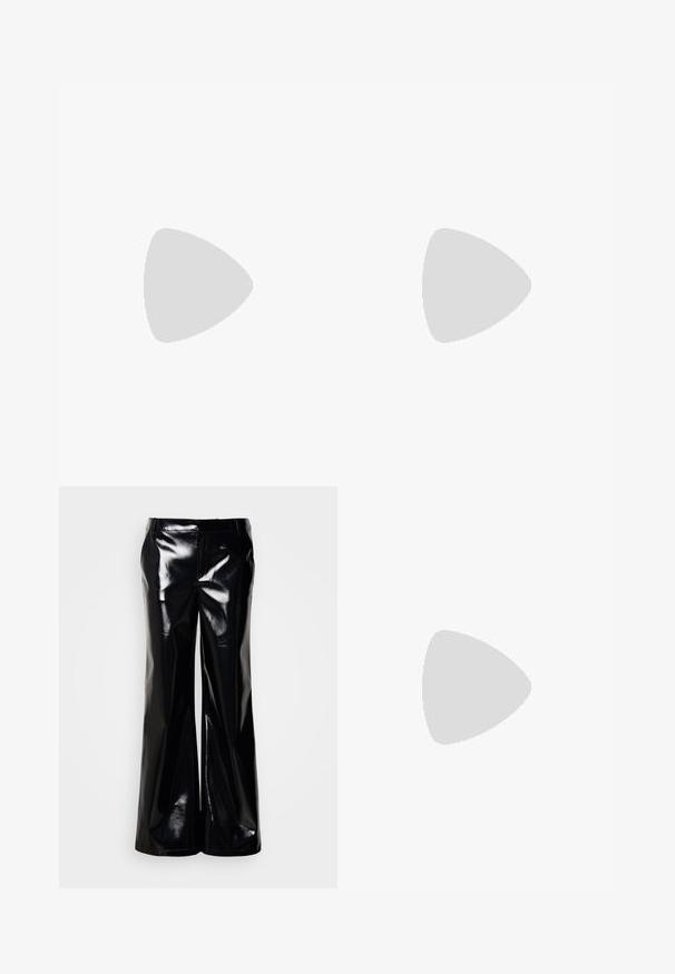 Sort pailletetop med dyb V-udskæring, ærmeløs design og peplum-omstilling. Har en glat indvendig foring og en skinnende, reflekterende tekstur.; Sorte bukser med vide ben lavet af blankt, glinsende materiale; har en glat tekstur og en skræddersyet talje uden synlige lukninger eller pynt.; Sort læderstilet med spids tå og buede sider. Har en glat overflade og en subtil gulddetalje nær sålen.; faina Håndtasker - champagne
